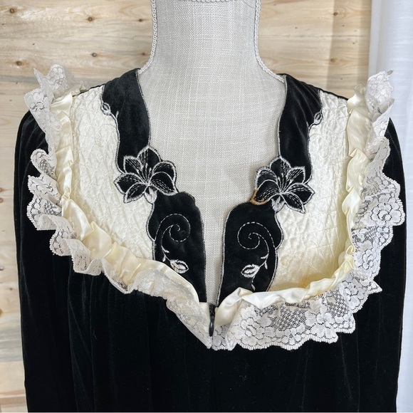 Vintage Black velvet zip up mum - Picture 2 of 13